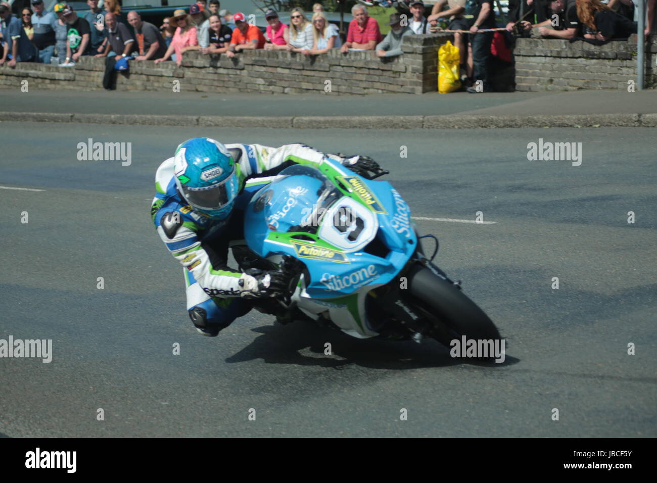 Isola di Man, Isole britanniche (UK). Il 9 giugno, 2017. Numero 9, Dean Harrison sul suo Kawasaki del silicone team Engineering a Cruickshank's Corner, Ramsey, Isola di Man, UK. Pokerstars Senior TT race. (Dettagliate informazioni sui concorrenti: https://www.iomtt.com/TT-Database.aspx) Credito: Louisa Jane Bawden/Alamy Live News. Foto Stock