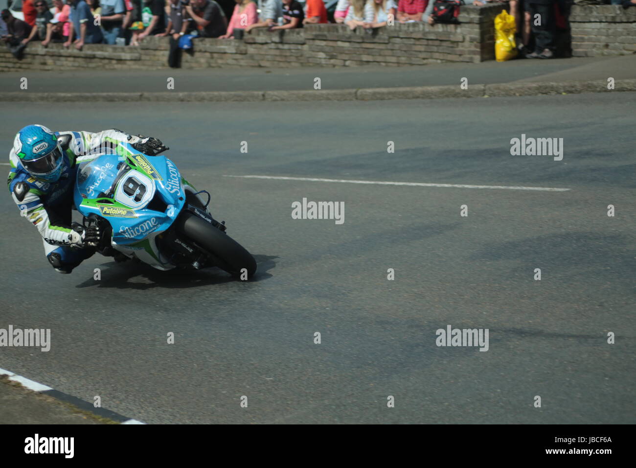 Isola di Man, Isole britanniche (UK). Il 9 giugno, 2017. Numero 9, Dean Harrison sul suo Kawasaki del silicone team Engineering a Cruickshank's Corner, Ramsey, Isola di Man, UK. Pokerstars Senior TT race. (Dettagliate informazioni sui concorrenti: https://www.iomtt.com/TT-Database.aspx) Credito: Louisa Jane Bawden/Alamy Live News. Foto Stock