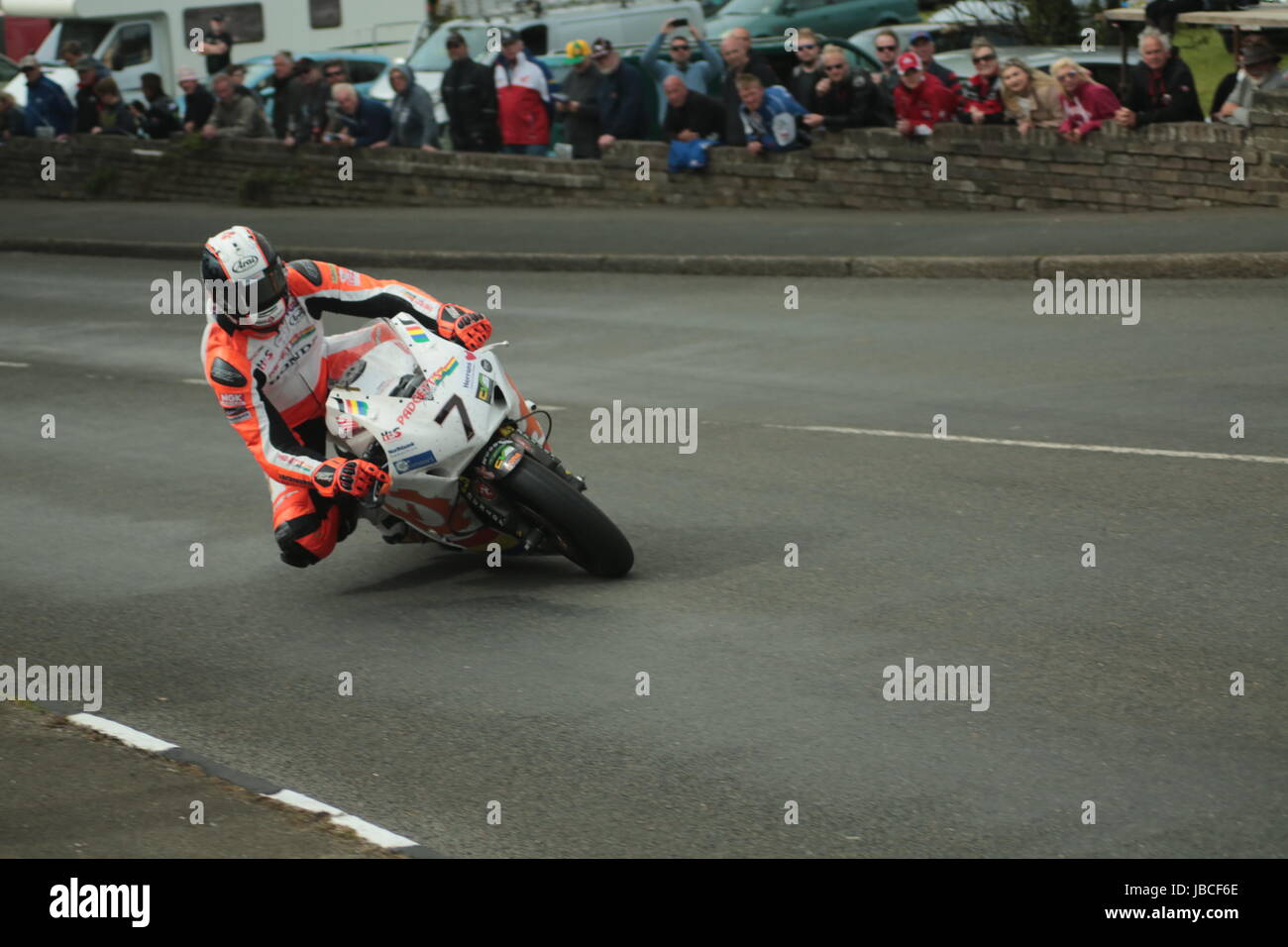 Isola di Man, Isole britanniche (UK). Il 9 giugno, 2017. Fan, numero 7, Conor Cummins sulla sua Honda motorcyycle (padgettsmotorcycles.com) al Cruickshank's Corner, Ramsey, Isola di Man, UK. Pokerstars Senior TT race. (Dettagliate informazioni sui concorrenti: https://www.iomtt.com/TT-Database.aspx) Credito: Louisa Jane Bawden/Alamy Live News. Foto Stock