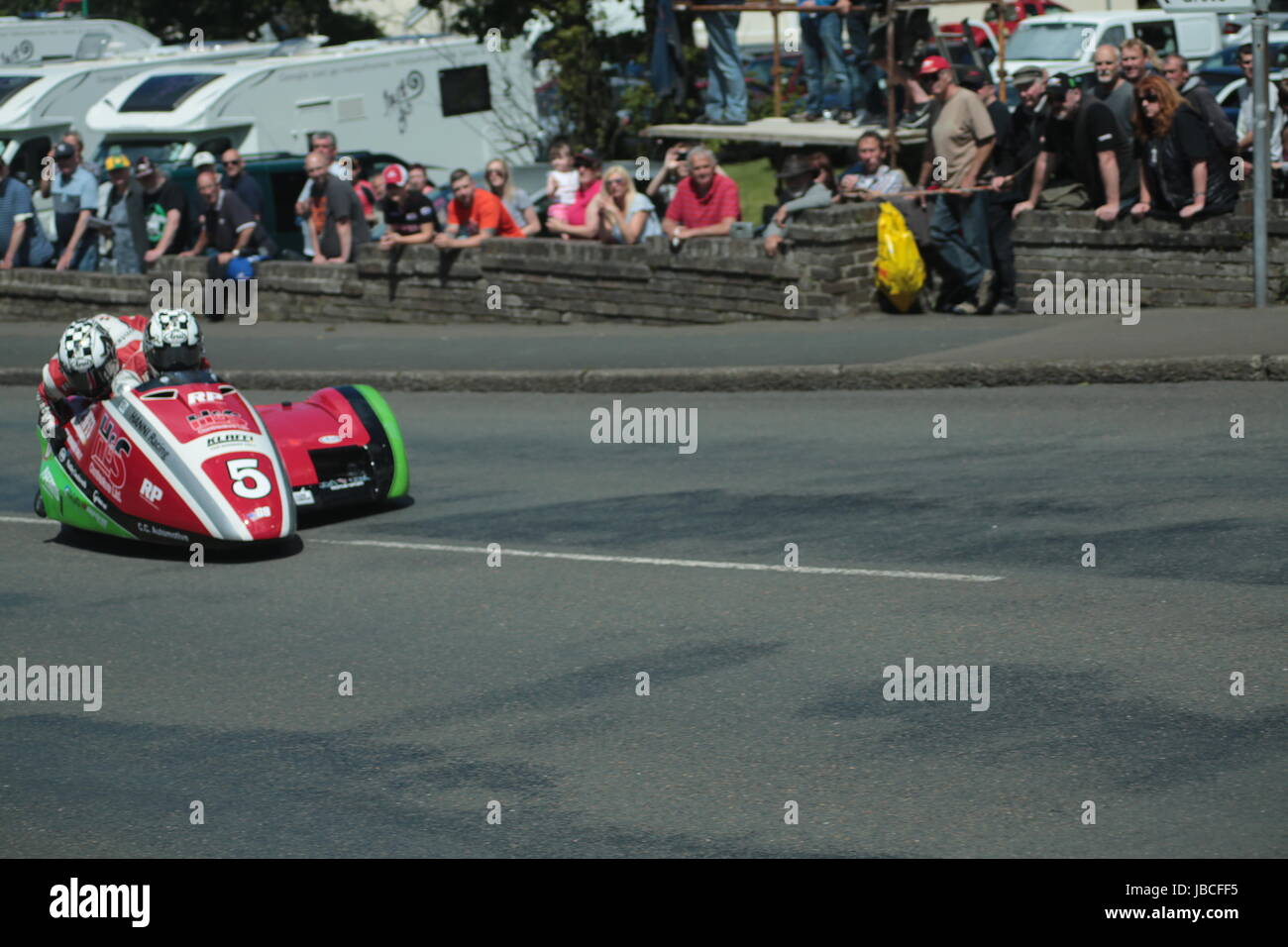 Isola di Man, Isole britanniche (UK). Il 9 giugno, 2017. I preferiti dai fan numero 5, Tim Reeves e Mark Wilke (Honda/Klaffi Racing) a Cruickshank's Corner, Ramsey, Isola di Man, UK. Assicurarsi Sidecar TT Race 2. (Dettagliate informazioni sui concorrenti: https://www.iomtt.com/TT-Database.aspx) Credito: Louisa Jane Bawden/Alamy Live News. Foto Stock