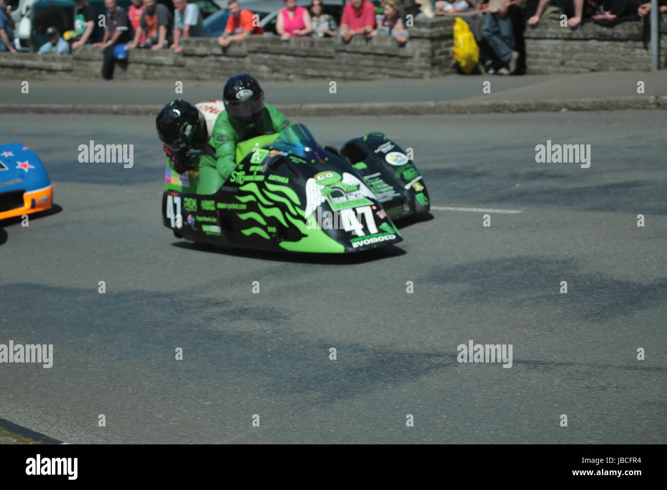 Isola di Man, Isole britanniche (UK). Il 9 giugno, 2017. Fan Favorito numero 47 Deborah Barron e Alun Thomas sono inseguiti attraverso Cruickshank's Corner, Ramsey, Isola di Man, UK. Assicurarsi Sidecar TT Race 2. (Dettagliate informazioni sui concorrenti: https://www.iomtt.com/TT-Database.aspx) Credito: Louisa Jane Bawden/Alamy Live News. Foto Stock