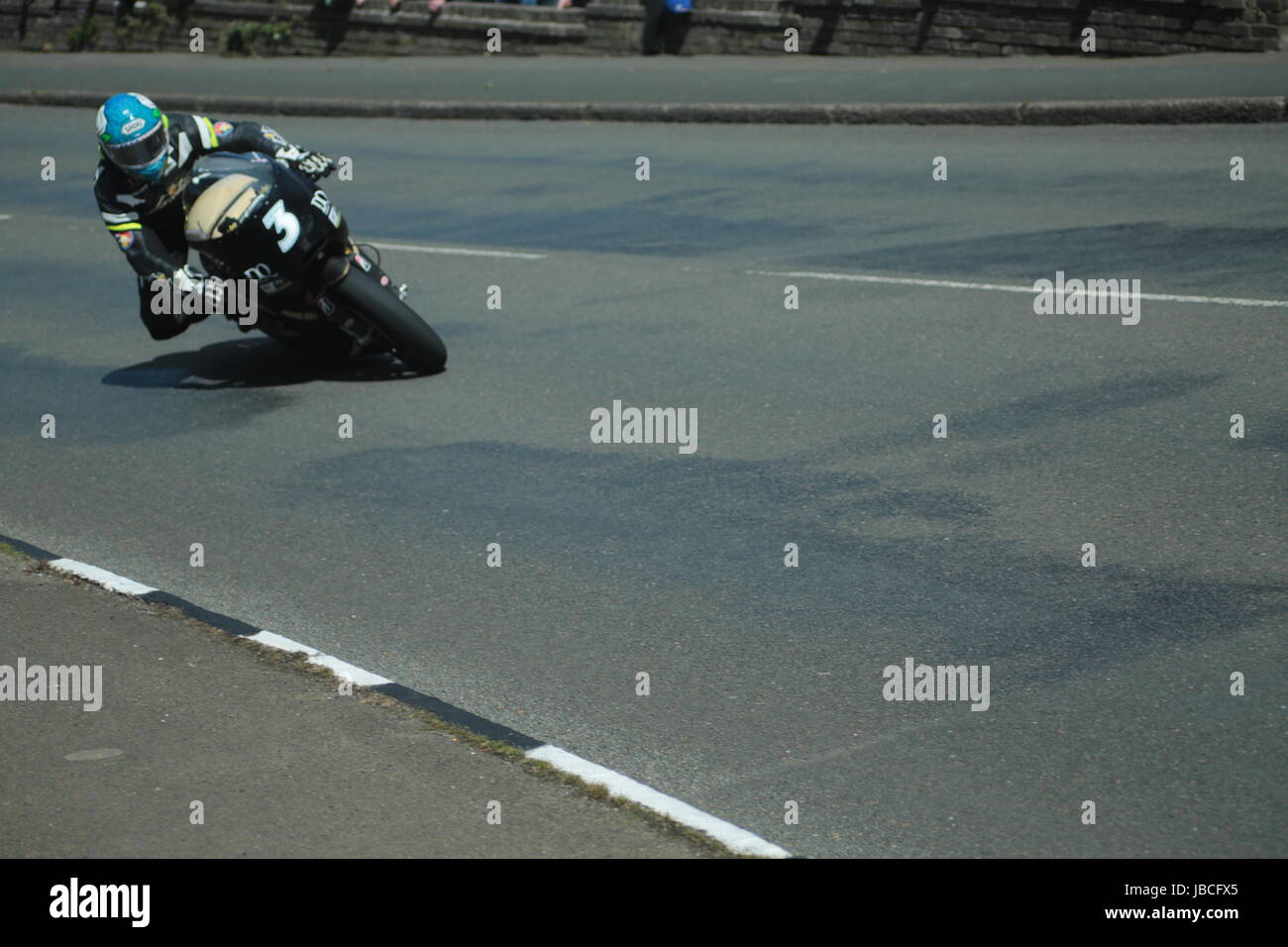 Isola di Man, Isole britanniche (UK). Il 9 giugno, 2017. Numero 3, Dean Harrison (Sarolea) al Cruickshank's Corner, Ramsey, Isola di Man, UK. SES TT Zero Emissioni gara. (Dettagliate informazioni sui concorrenti: https://www.iomtt.com/TT-Database.aspx) Credito: Louisa Jane Bawden/Alamy Live News. Foto Stock