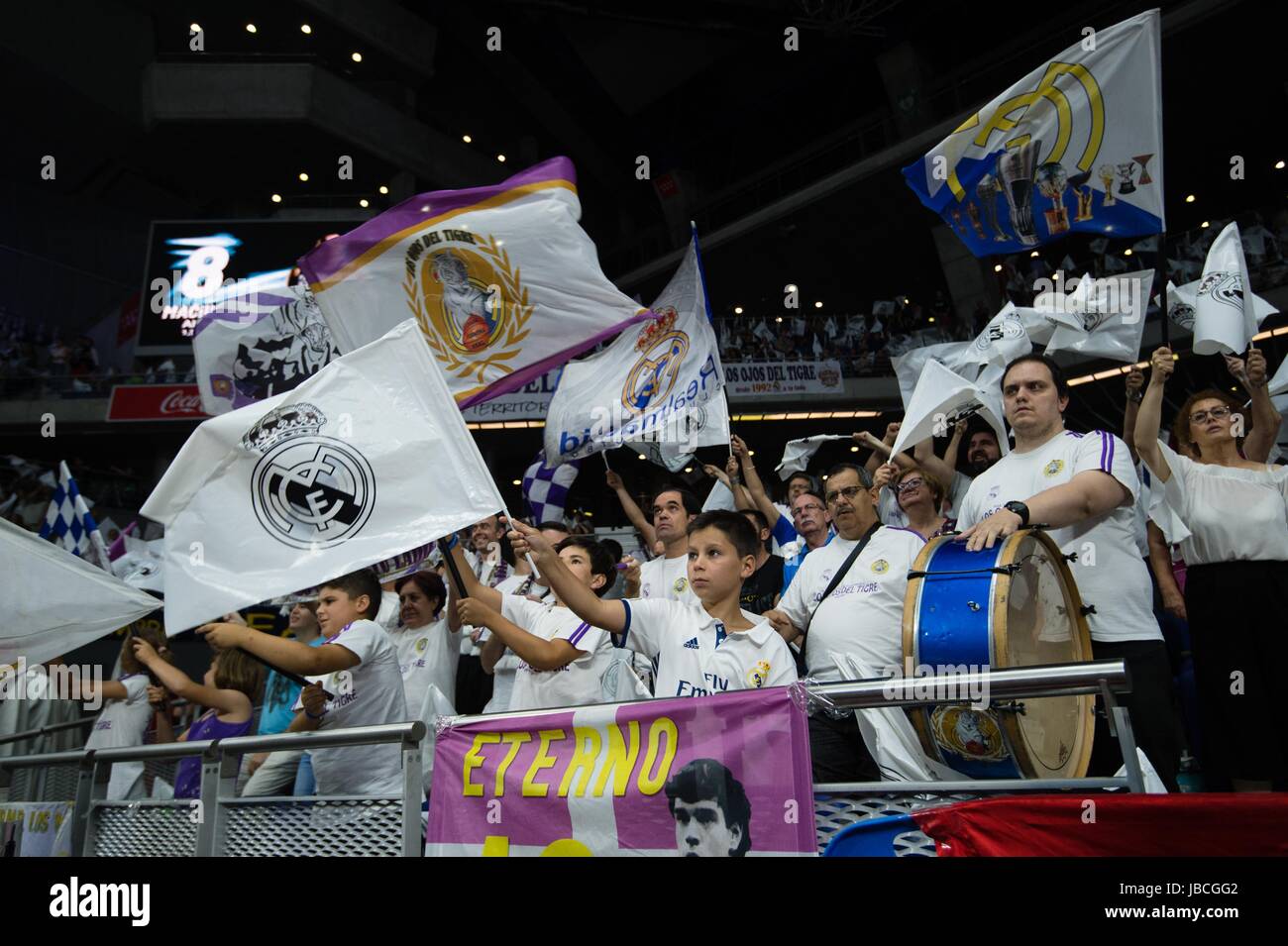 MADRID, ESPAÑA - 9 de junio de 2017: La afición del Real Madrid durante il match tra Real Madrid e Valencia cestello, corrispondente alla prima partita dei playoff della Endesa classifica finale, ha suonato presso il Centro WiZink in Madrid. Foto Stock