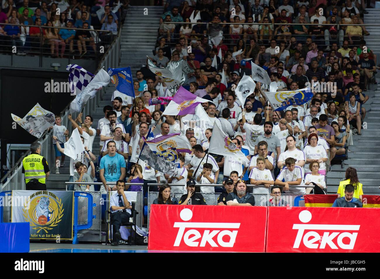 MADRID, ESPAÑA - 9 de junio de 2017: La afición del Real Madrid durante il match tra Real Madrid e Valencia cestello, corrispondente alla prima partita dei playoff della Endesa classifica finale, ha suonato presso il Centro WiZink in Madrid. Foto Stock