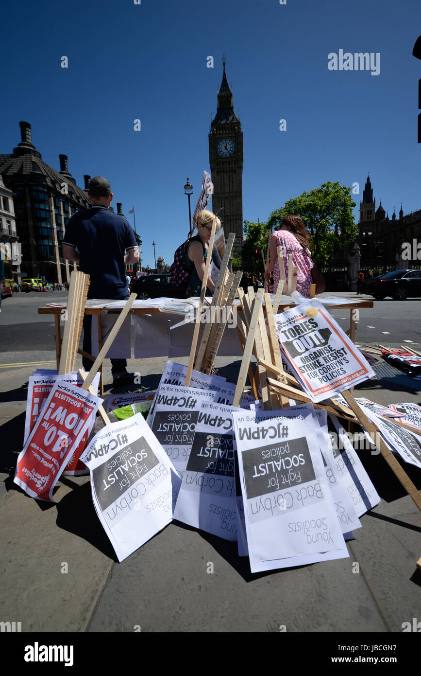 Protesta al di fuori del Parlamento. Cartelloni Foto Stock