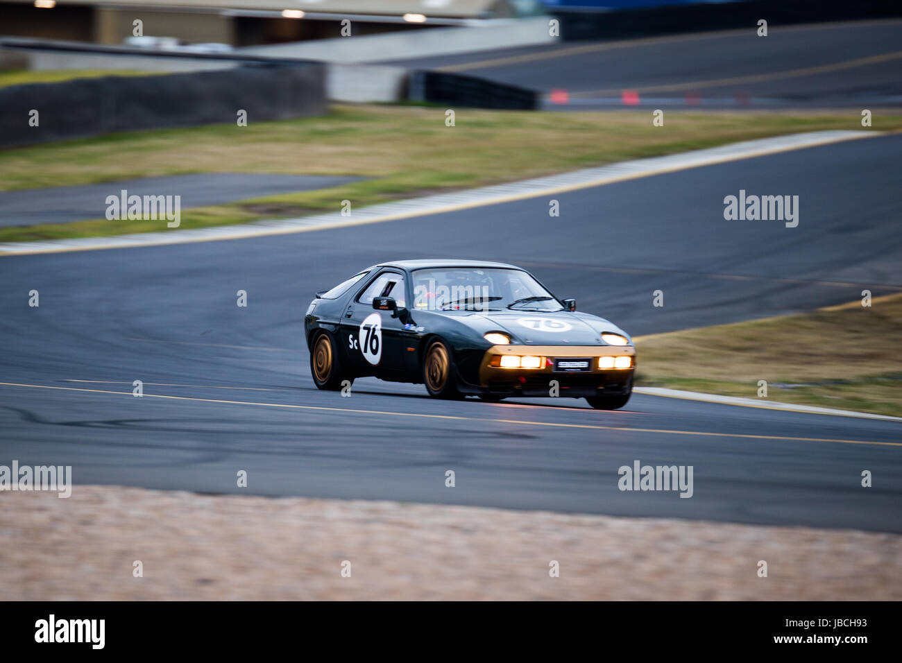 Sydney Motorsport Park, 10 giugno 2017. Gruppo S gara di auto classiche Barossa con Tim Lynas nella Porsche 928. Anthony Bolack/Alamy Live News Foto Stock