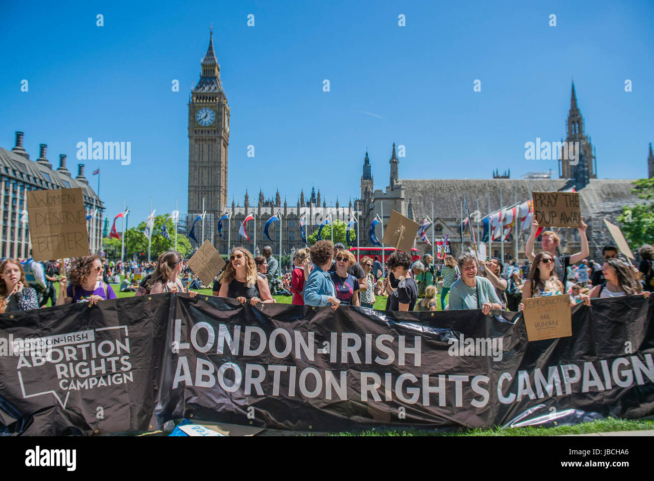 Londra, Regno Unito. Decimo Giugno, 2017. L'aborto London-Irish gruppo diritti esigenze equo womens diritti - un giorno dopo il risultato delle elezioni i manifestanti si riuniscono per chiedere Theresa Maggio a uscire e a non fare un affare con la partizione DUP. Chi ha paura a causa del loro punto di vista su abrtion, matrimonio gay ecc. Westminster, Londra, 10 giu 2017 Credit: Guy Bell/Alamy Live News Foto Stock