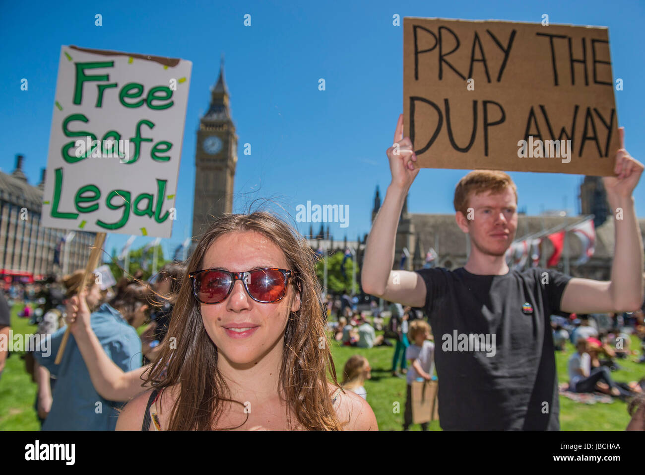Londra, Regno Unito. Decimo Giugno, 2017. L'aborto London-Irish gruppo diritti esigenze equo womens diritti - un giorno dopo il risultato delle elezioni i manifestanti si riuniscono per chiedere Theresa Maggio a uscire e a non fare un affare con la partizione DUP. Chi ha paura a causa del loro punto di vista su abrtion, matrimonio gay ecc. Westminster, Londra, 10 giu 2017 Credit: Guy Bell/Alamy Live News Foto Stock