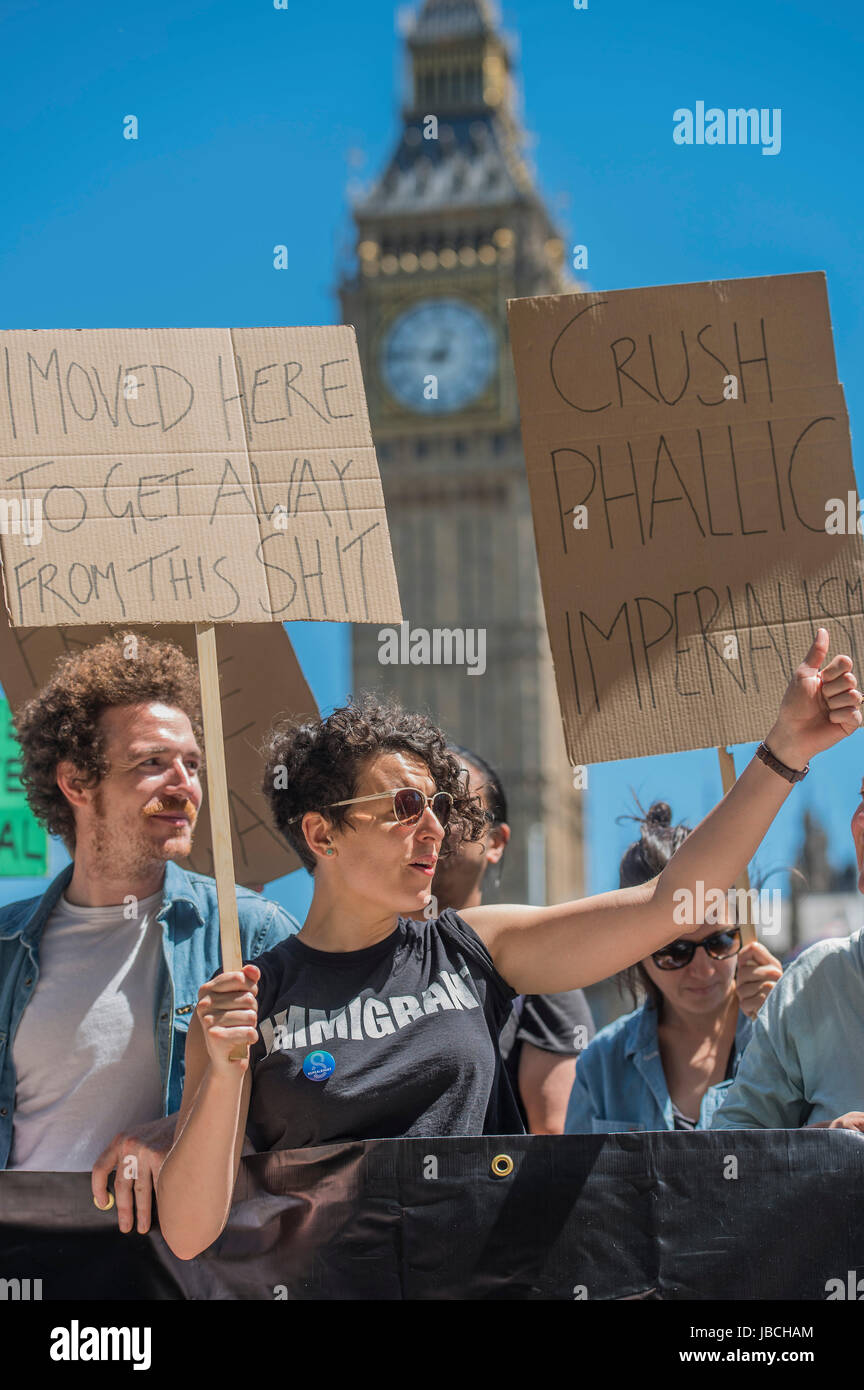 Londra, Regno Unito. Decimo Giugno, 2017. L'aborto London-Irish gruppo diritti esigenze equo womens diritti - un giorno dopo il risultato delle elezioni i manifestanti si riuniscono per chiedere Theresa Maggio a uscire e a non fare un affare con la partizione DUP. Chi ha paura a causa del loro punto di vista su abrtion, matrimonio gay ecc. Westminster, Londra, 10 giu 2017 Credit: Guy Bell/Alamy Live News Foto Stock