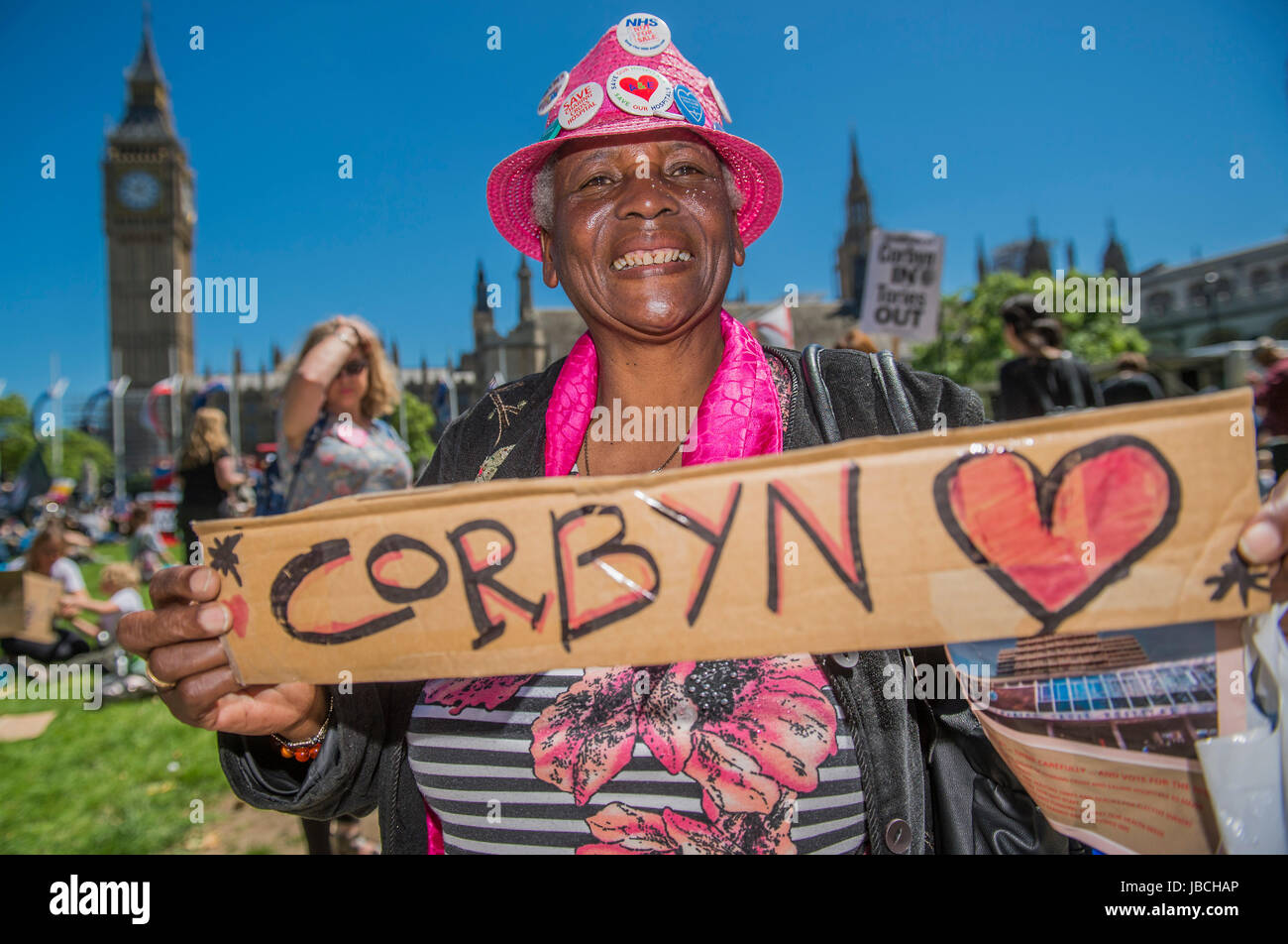 Londra, Regno Unito. Decimo Giugno, 2017. Un Jeremy Corbyn ventola - un giorno dopo il risultato delle elezioni i manifestanti si riuniscono per chiedere Theresa Maggio a uscire e a non fare un affare con la partizione DUP. Chi ha paura a causa del loro punto di vista su abrtion, matrimonio gay ecc. Westminster, Londra, 10 giu 2017 Credit: Guy Bell/Alamy Live News Foto Stock