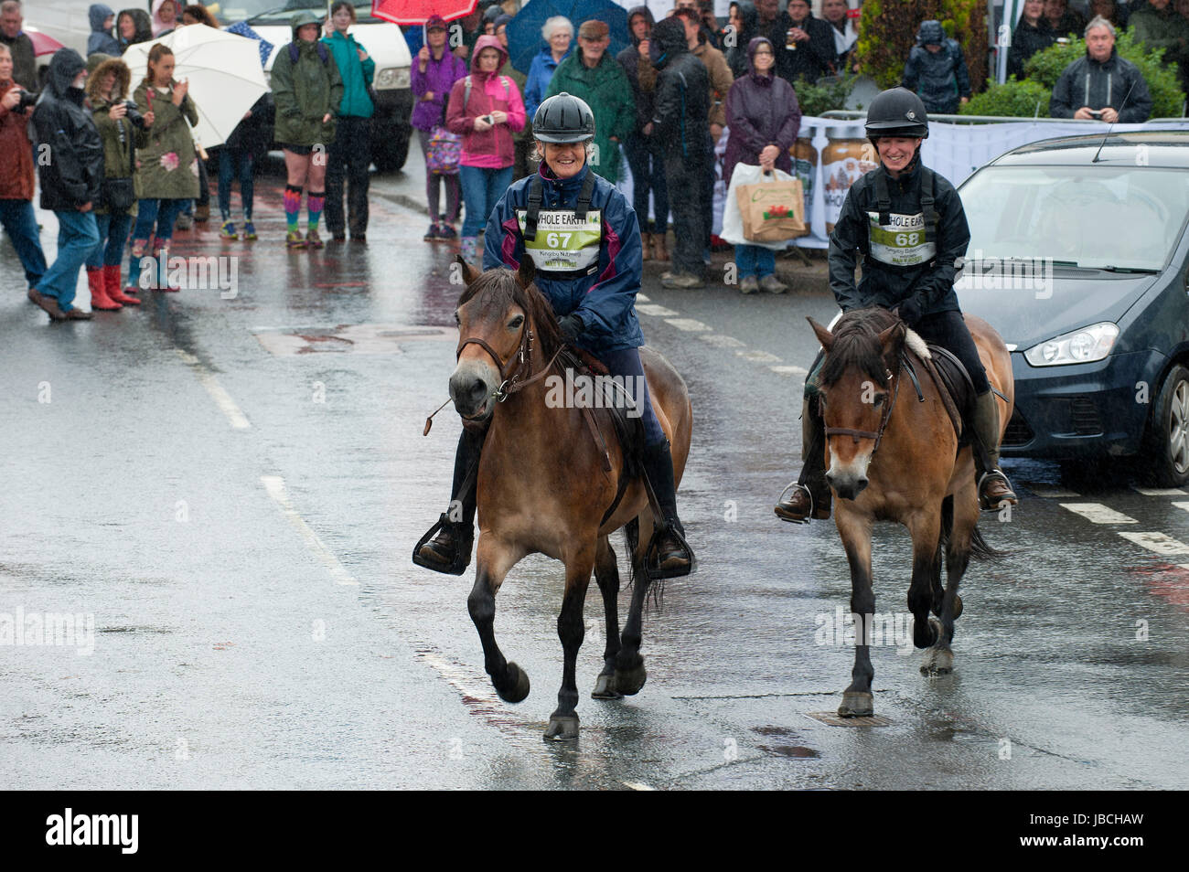 Hotel a Llanwrtyd Wells, Regno Unito. Il 10 giugno 2017. Cavalieri e cavalli insieme di dopo che le guide di scorrimento. Giorno di pioggia per i concorrenti nell'uomo V maratona a cavallo. Guide & Horses competere in circa 35 km MAN V maratona di cavallo più robusto terreno gallese. L'evento è sponsorizzato da tutta la terra e di alimenti è stato concepito nel 1980 dal locatore Gordon Green dopo overhearing un pub dibattito nel Neuadd Arms, Llanwrtyd Wells, circa il fatto se un uomo era pari a horse running cross country sulla distanza. Credito: Graham M. Lawrence/Alamy Live News Foto Stock