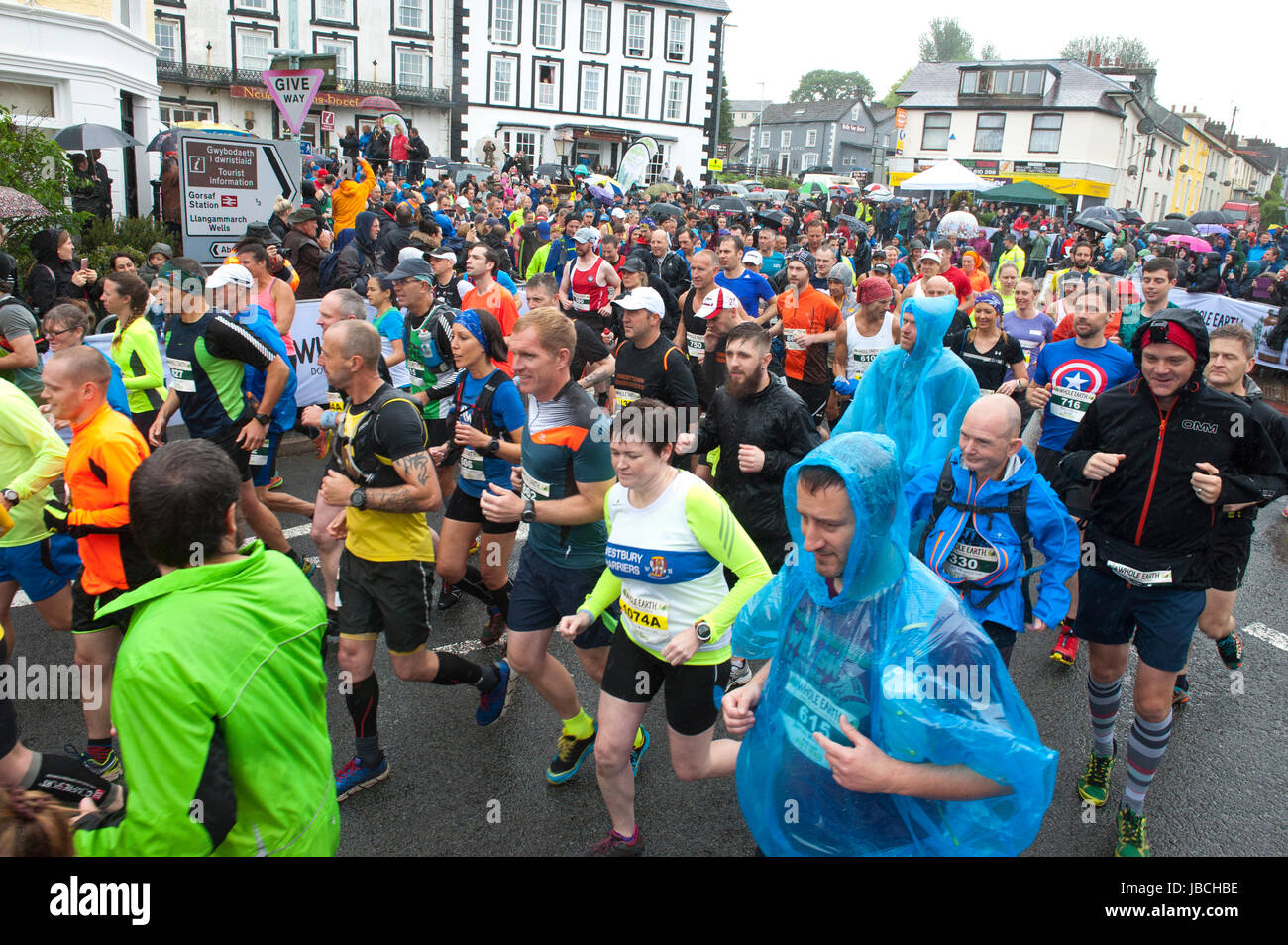 Hotel a Llanwrtyd Wells, Regno Unito. Il 10 giugno 2017. Guide di scorrimento impostata su off la maratona. Giorno di pioggia per i concorrenti nell'uomo V maratona a cavallo. Guide & Horses competere in circa 35 km MAN V maratona di cavallo più robusto terreno gallese. L'evento è sponsorizzato da tutta la terra e di alimenti è stato concepito nel 1980 dal locatore Gordon Green dopo overhearing un pub dibattito nel Neuadd Arms, Llanwrtyd Wells, circa il fatto se un uomo era pari a horse running cross country sulla distanza. Credito: Graham M. Lawrence/Alamy Live News Foto Stock