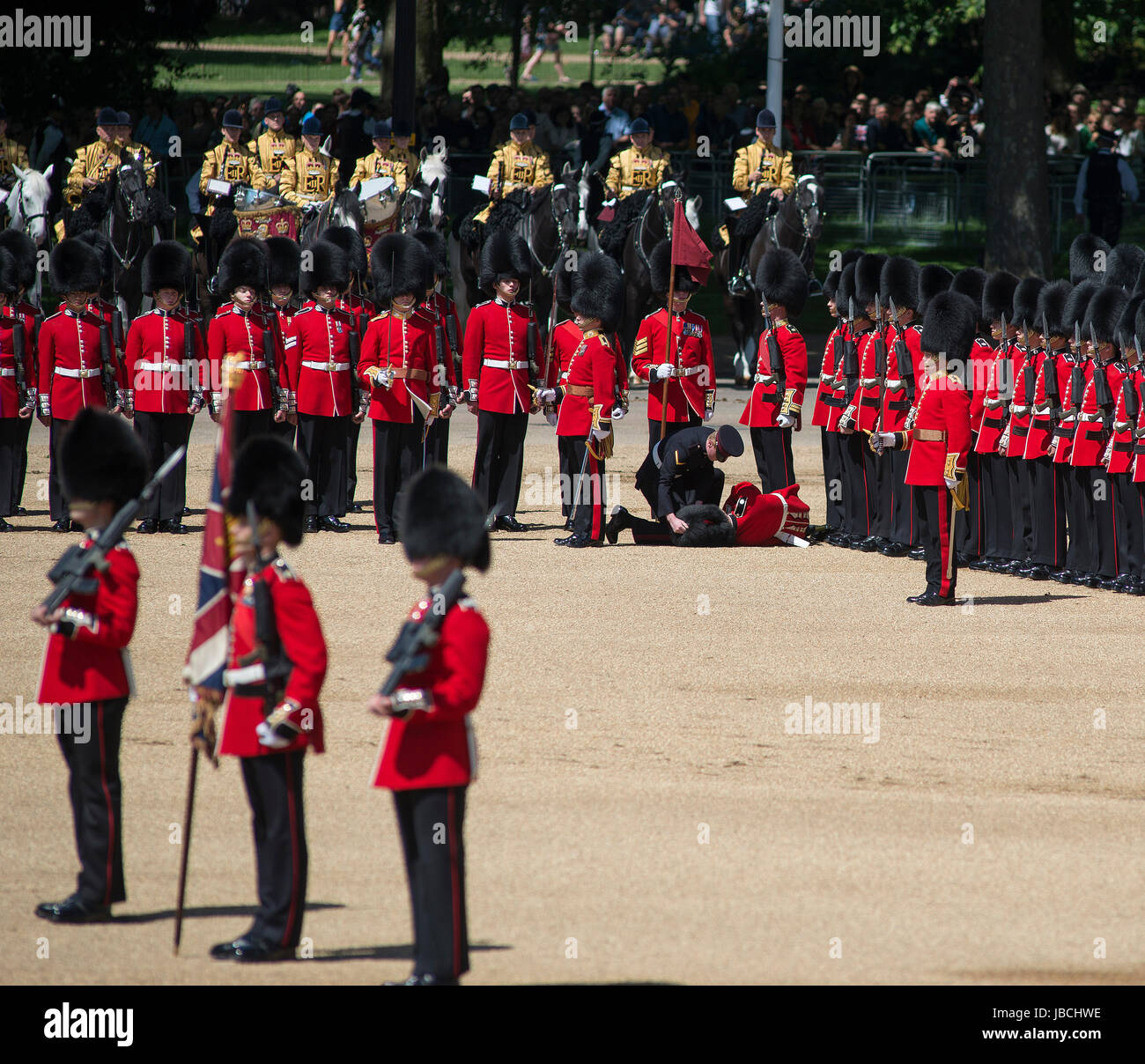 La Sfilata delle Guardie a Cavallo, Londra, Regno Unito. Il 10 giugno 2017. Sua Altezza Reale il Duca di Cambridge prende il saluto da irlandese Guardie per la prima volta sulla sfilata delle Guardie a Cavallo. Il principe William, nel suo ruolo di colonnello del Reggimento, scorre sulla parata iconica piazza come più di un migliaio di famiglia soldati divisione compiono il loro dovere cerimoniali. Un Guardsman sviene ed è stretchered off durante la cerimonia. Credito: Malcolm Park / Alamy Live News. Foto Stock