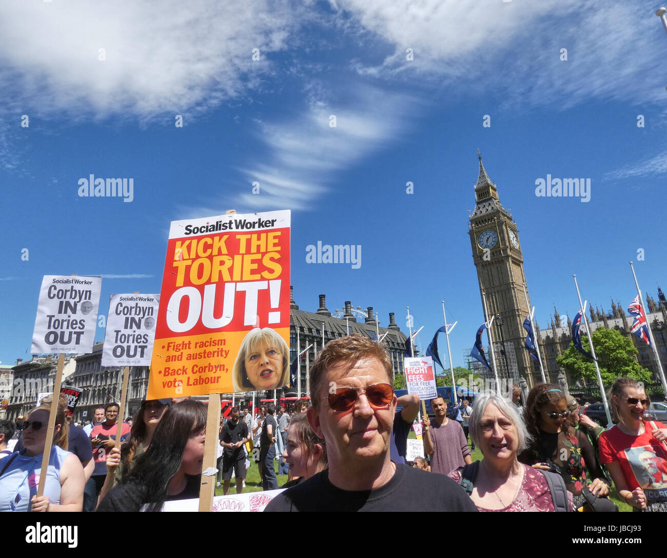 Londra, Regno Unito. Decimo Giugno, 2017. Anti Theresa Maggio manifestanti e pro Jeremy Corbyn sostenitori si riuniscono in piazza del Parlamento per sfogare la loro ira contro di Theresa Maggio. Credito: Brian Minkoff/Alamy Live News Foto Stock