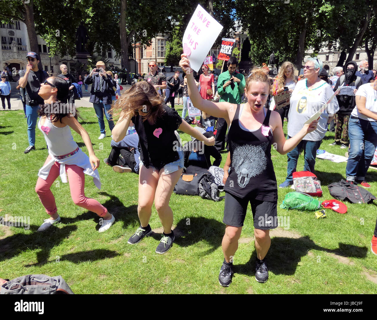 Londra, Regno Unito. Decimo Giugno, 2017. Anti Theresa Maggio manifestanti e pro Jeremy Corbyn sostenitori si riuniscono in piazza del Parlamento per sfogare la loro ira contro di Theresa Maggio. Credito: Brian Minkoff/Alamy Live News Foto Stock