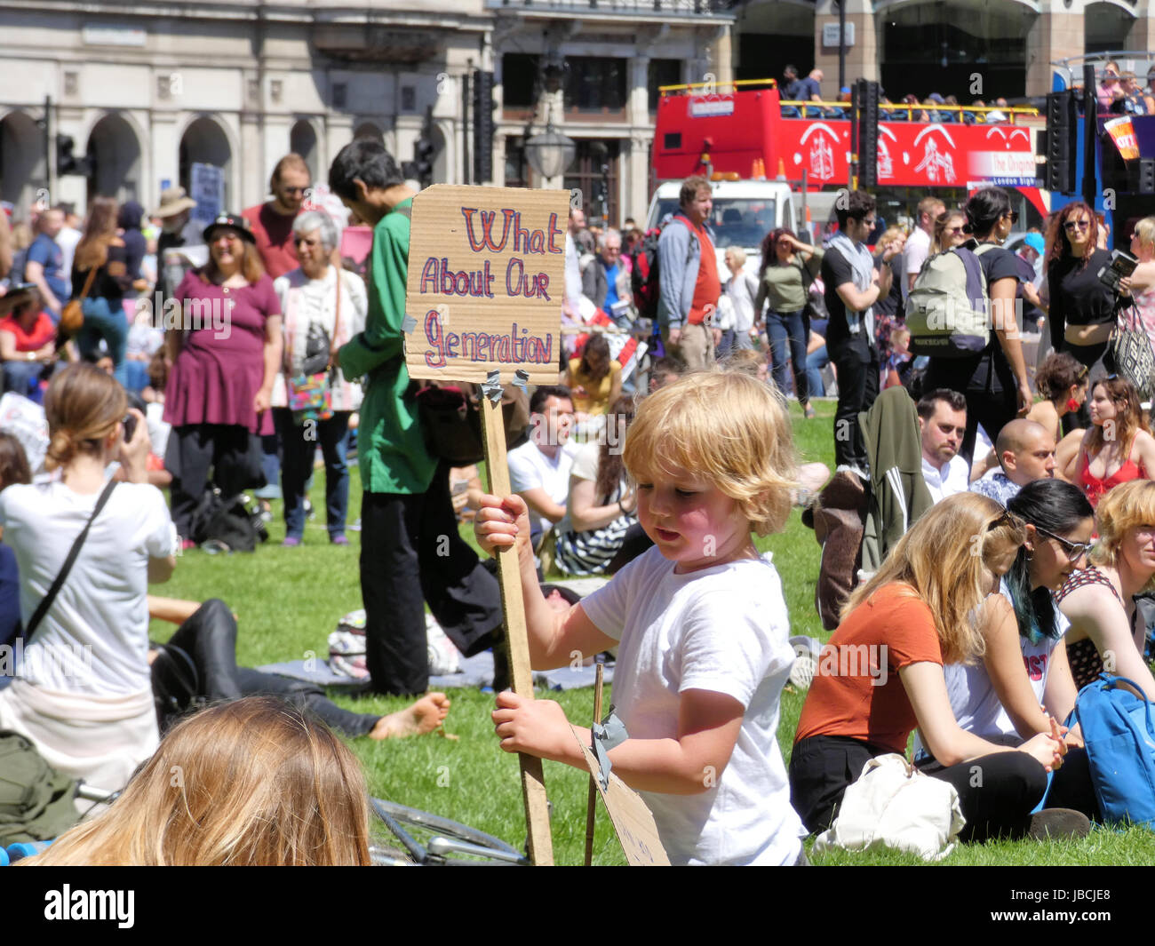Londra, Regno Unito. Decimo Giugno, 2017. Anti Theresa Maggio manifestanti e pro Jeremy Corbyn sostenitori si riuniscono in piazza del Parlamento per sfogare la loro ira contro di Theresa Maggio. Credito: Brian Minkoff/Alamy Live News Foto Stock