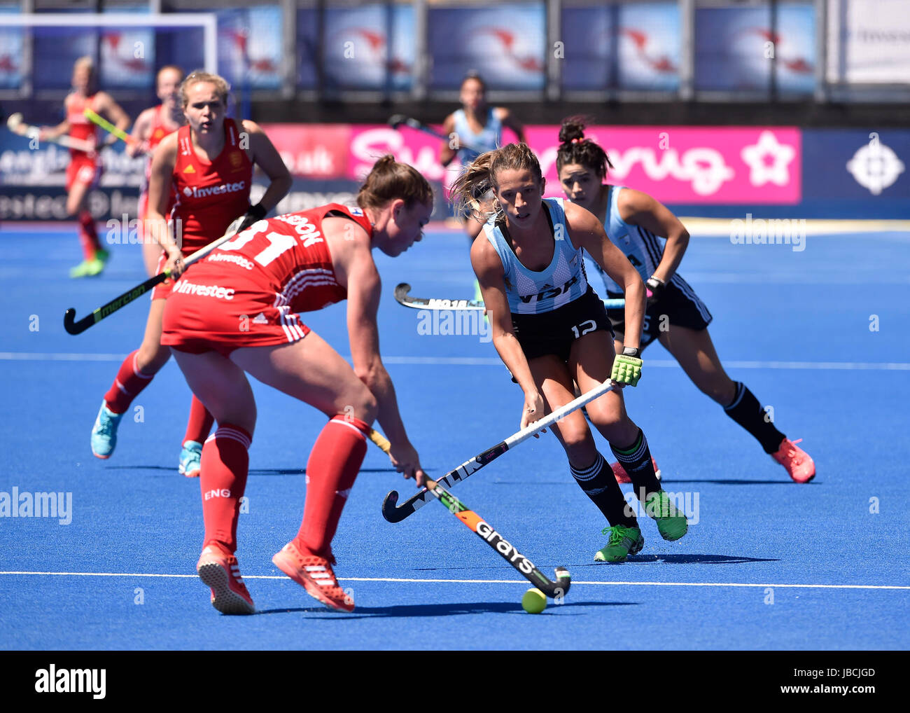 Londra Inghilterra - Giugno 10, 2017: Delfina Merino (ARG) tenta di ottenere la palla dalla grazia Balsdon (ITA) durante il 2017 Investec Internazionale delle Donne Inghilterra Hockey v. In Argentina il sabato a Lee Valley Hockey e il Centro Tennis. Foto : Taka G Wu Foto Stock