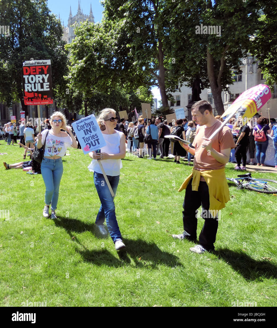 Londra, Regno Unito. Decimo Giugno, 2017. Anti Theresa Maggio manifestanti e pro Jeremy Corbyn sostenitori si riuniscono in piazza del Parlamento per sfogare la loro ira contro di Theresa Maggio. Credito: Brian Minkoff/Alamy Live News Foto Stock