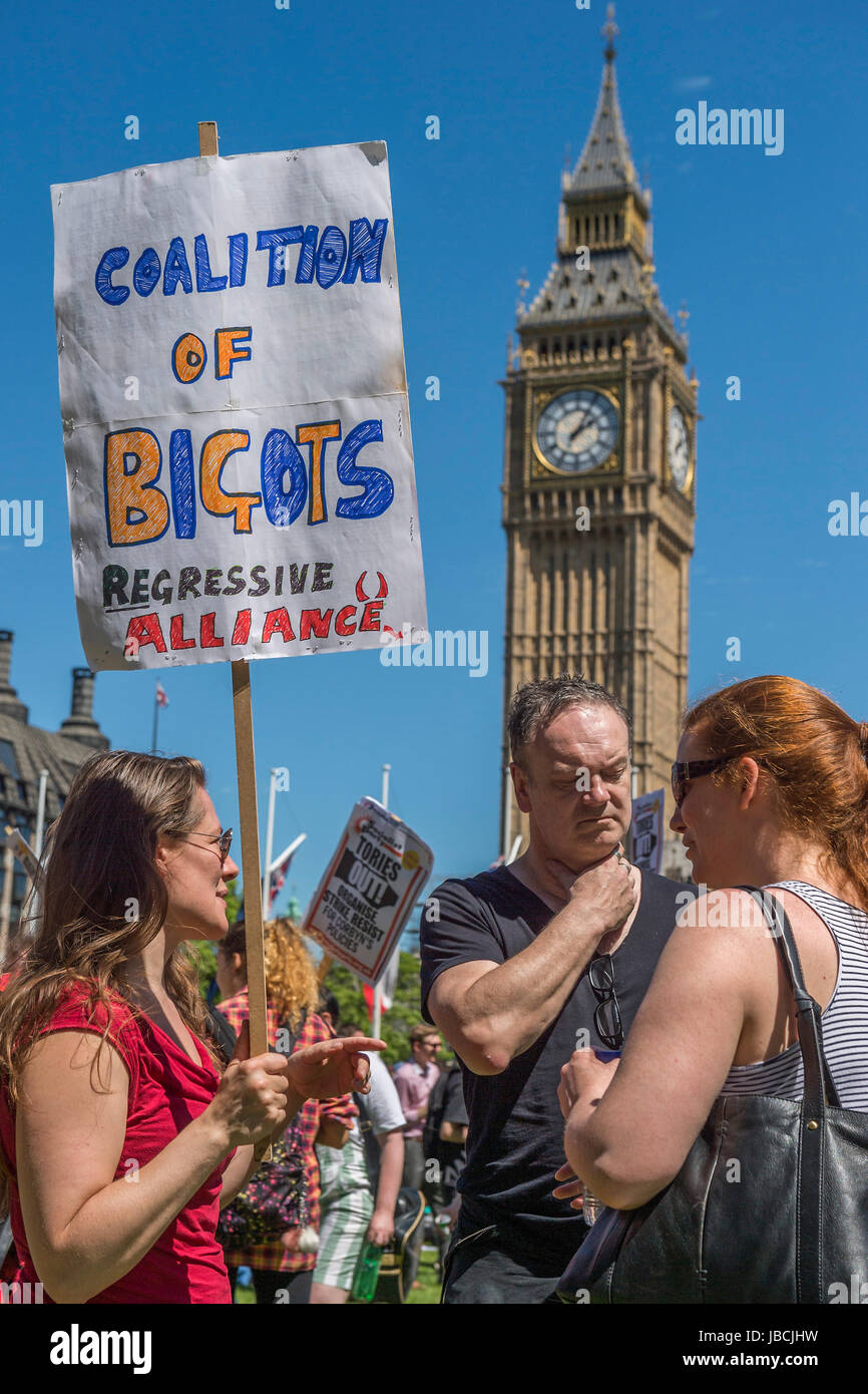 Londra, Regno Unito. Decimo Giugno, 2017. Coalizione di bigotti - un giorno dopo il risultato delle elezioni i manifestanti si riuniscono per chiedere Theresa Maggio a uscire e a non fare un affare con la partizione DUP. Chi ha paura a causa del loro punto di vista su abrtion, matrimonio gay ecc. Westminster, Londra, 10 giu 2017 Credit: Guy Bell/Alamy Live News Foto Stock