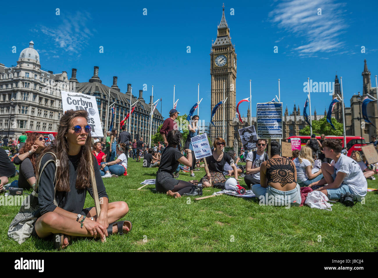Londra, Regno Unito. Decimo Giugno, 2017. Un giorno dopo il risultato delle elezioni i manifestanti si riuniscono per chiedere Theresa Maggio a uscire e a non fare un affare con la partizione DUP. Chi ha paura a causa del loro punto di vista su abrtion, matrimonio gay ecc. Westminster, Londra, 10 giu 2017 Credit: Guy Bell/Alamy Live News Foto Stock