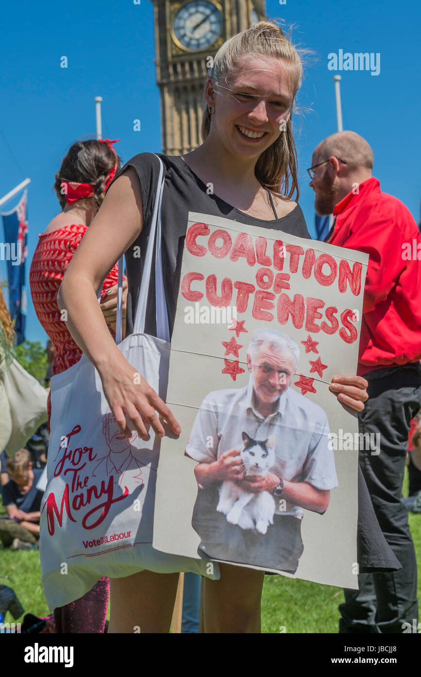 Londra, Regno Unito. Decimo Giugno, 2017. Coalizione di cuteness - un giorno dopo il risultato delle elezioni i manifestanti si riuniscono per chiedere Theresa Maggio a uscire e a non fare un affare con la partizione DUP. Chi ha paura a causa del loro punto di vista su abrtion, matrimonio gay ecc. Westminster, Londra, 10 giu 2017 Credit: Guy Bell/Alamy Live News Foto Stock