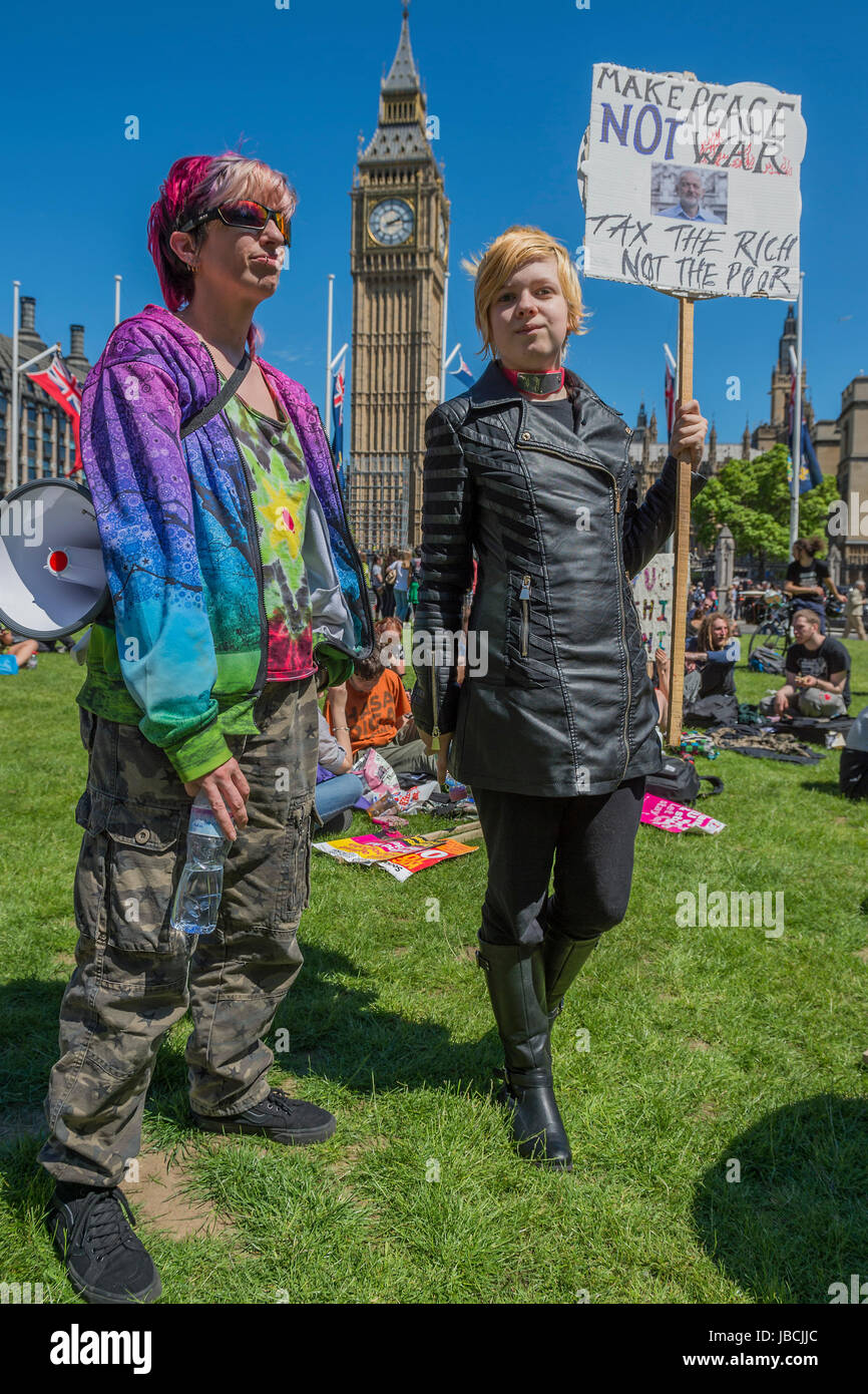 Londra, Regno Unito. Decimo Giugno, 2017. Un giorno dopo il risultato delle elezioni i manifestanti si riuniscono per chiedere Theresa Maggio a uscire e a non fare un affare con la partizione DUP. Chi ha paura a causa del loro punto di vista su abrtion, matrimonio gay ecc. Westminster, Londra, 10 giu 2017 Credit: Guy Bell/Alamy Live News Foto Stock