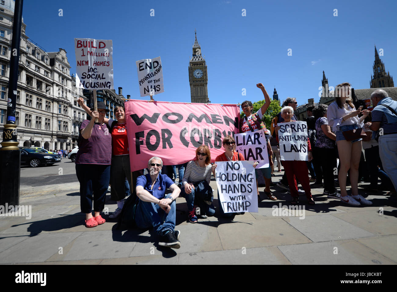 Protesta contro l'alleanza DUP / Tory fuori dal Parlamento e marcia verso Downing Street, Londra, Regno Unito Foto Stock