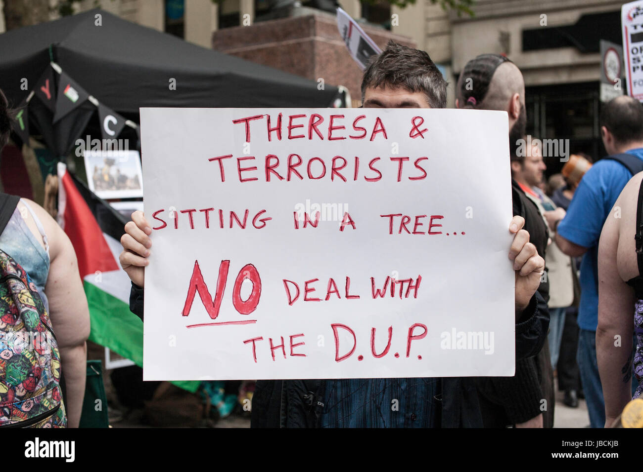 Cardiff, Regno Unito. Decimo Giugno, 2017. Poster che dice "no deal con la DUP". Chiamare per il primo ministro conservatore Theresa Maggio a dimettersi, in congiunzione con altre proteste hanno luogo in tutta la Gran Bretagna, austerità attivisti riuniti sotto la Aneurin Bevan statura in Cardiff City Centre, dove vi sono stati interventi di attivisti e a marzo su Queen Street. Taz Rahman/Alamy Live News Foto Stock