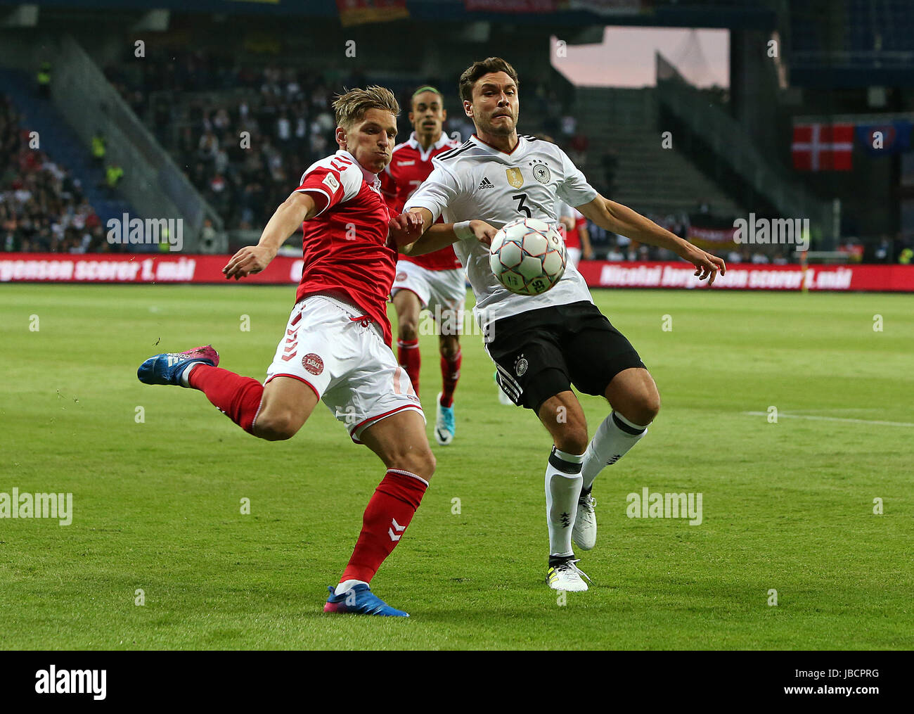 06.06.2017, Fussball Länderspiel, Dänemark - Deutschland, in Brondby Stadion Kopenhagen, v.l. Jens Stryger Larsen (Dänemark) gegen Jonas Hector (Deutschland) Foto: Cronos/MIS Foto Stock