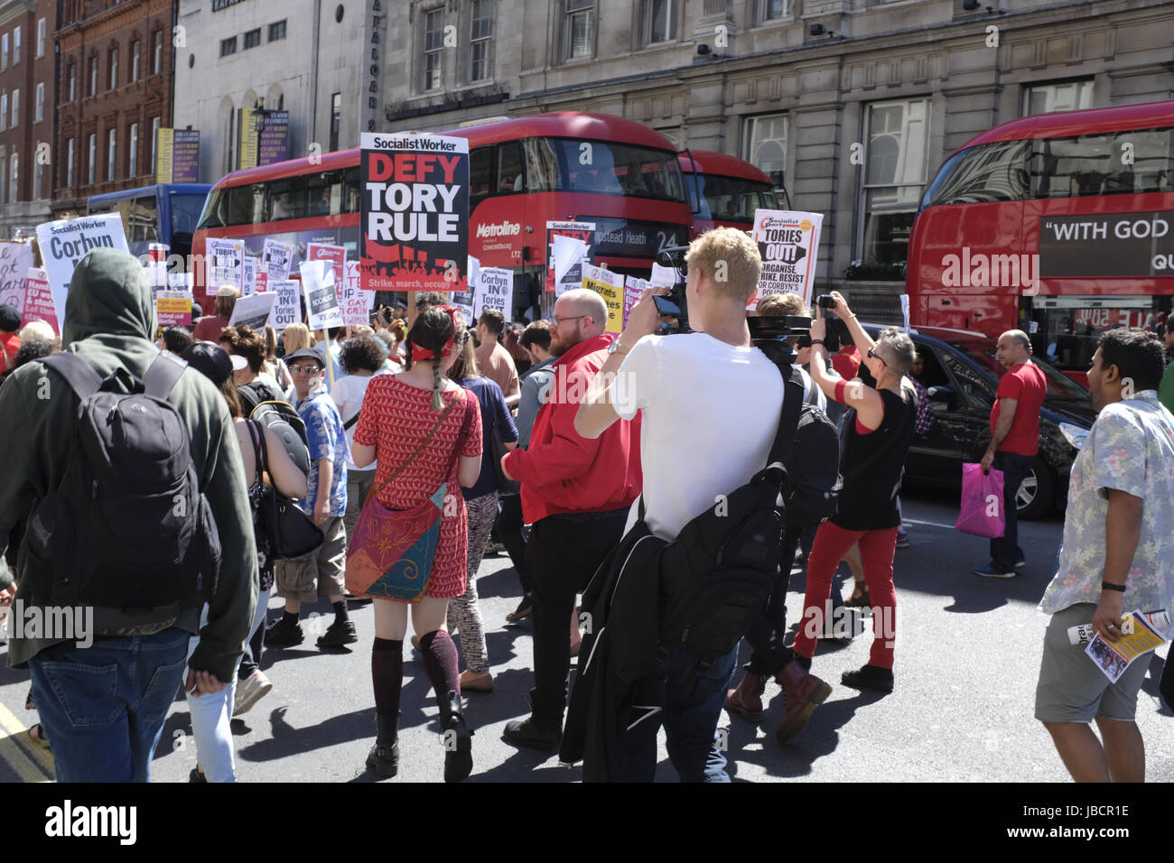 Manifestanti su Whitehall Street. I manifestanti per le strade di Londra, protestando il Tory governo e il Primo Ministro Theresa Maggio. Foto Stock