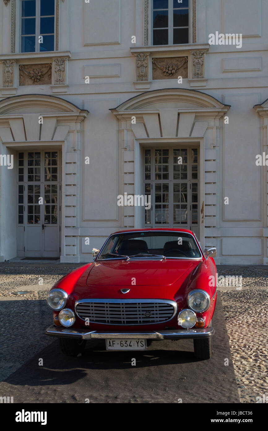 Torino, 10 giugno 2017. Un 1965 Volvo P1800 S. Volvo festeggia il suo novantesimo anniversario con una mostra di auto nella corte del Castello del Valentino nel corso Torino car show. Credito: Marco Destefanis/Alamy Live News Foto Stock