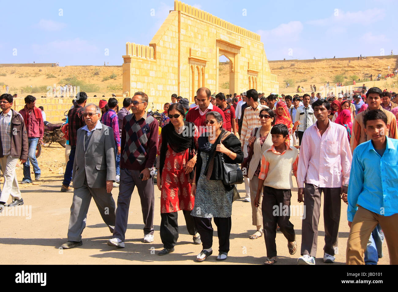 La popolazione locale a piedi dal Desert Festival prestazioni in Jaisalmer, Rajasthan, India Foto Stock
