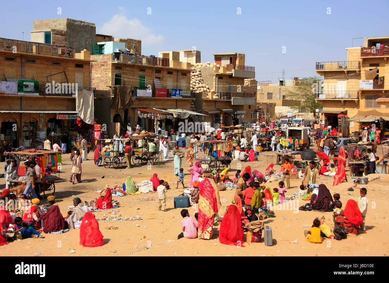 La popolazione locale dello shopping al mercato plaza in Jaisalmer, Rajasthan, India Foto Stock