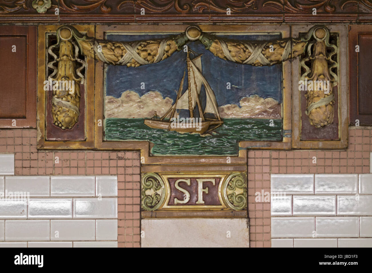 In stile vintage opera d'arte a sud del traghetto stazione della metropolitana, l'ultima fermata sul numero 1 linea. In Battery Park, la parte inferiore di Manhattan, New York City Foto Stock