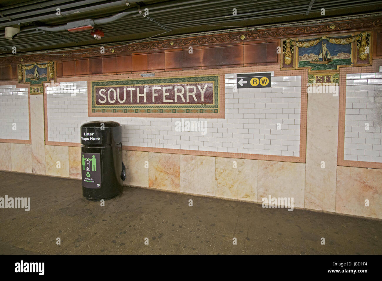 In stile vintage opera d'arte a sud del traghetto stazione della metropolitana, l'ultima fermata sul numero 1 linea. In Battery Park, la parte inferiore di Manhattan, New York City Foto Stock