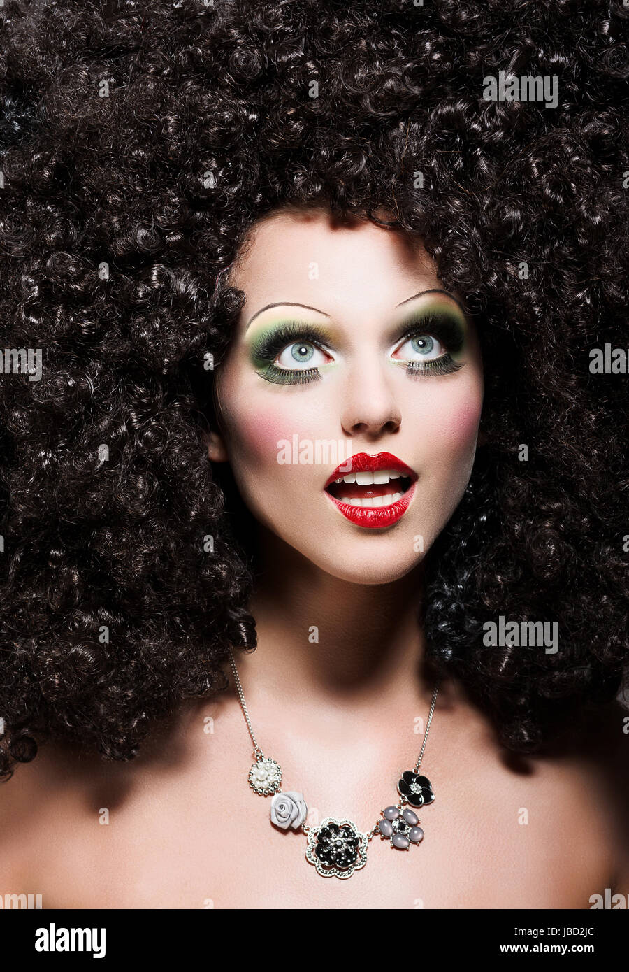 La creatività. Emozioni teatrali. Donna con fantastiche Coiffure assomiglia a bambola Foto Stock