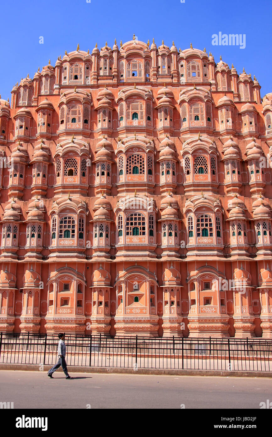 Hawa Mahal - Palazzo dei venti a Jaipur, Rajasthan, India. È stato progettato da Lal Chand Ustad nella forma della corona di Krishna, il dio indù. Foto Stock