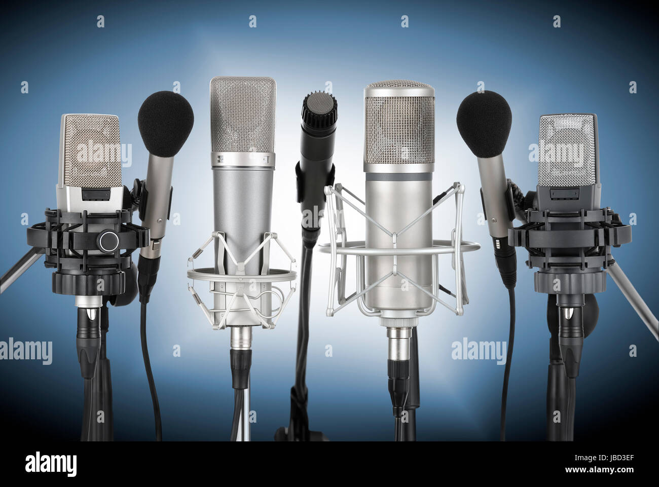 Studioaufnahme von einem impostare professioneller Mikrofone vor blau verlaufendem Hintergrund Foto Stock