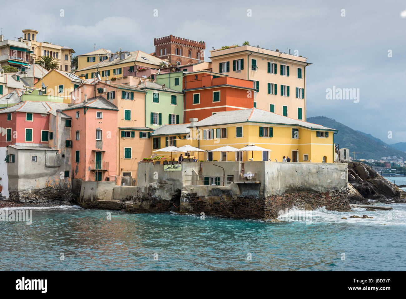 Genova, Italia - 14 Maggio 2017: Boccadasse - piccolo villaggio di pescatori che si trova nei pressi della città di Genova, Italia. Foto Stock