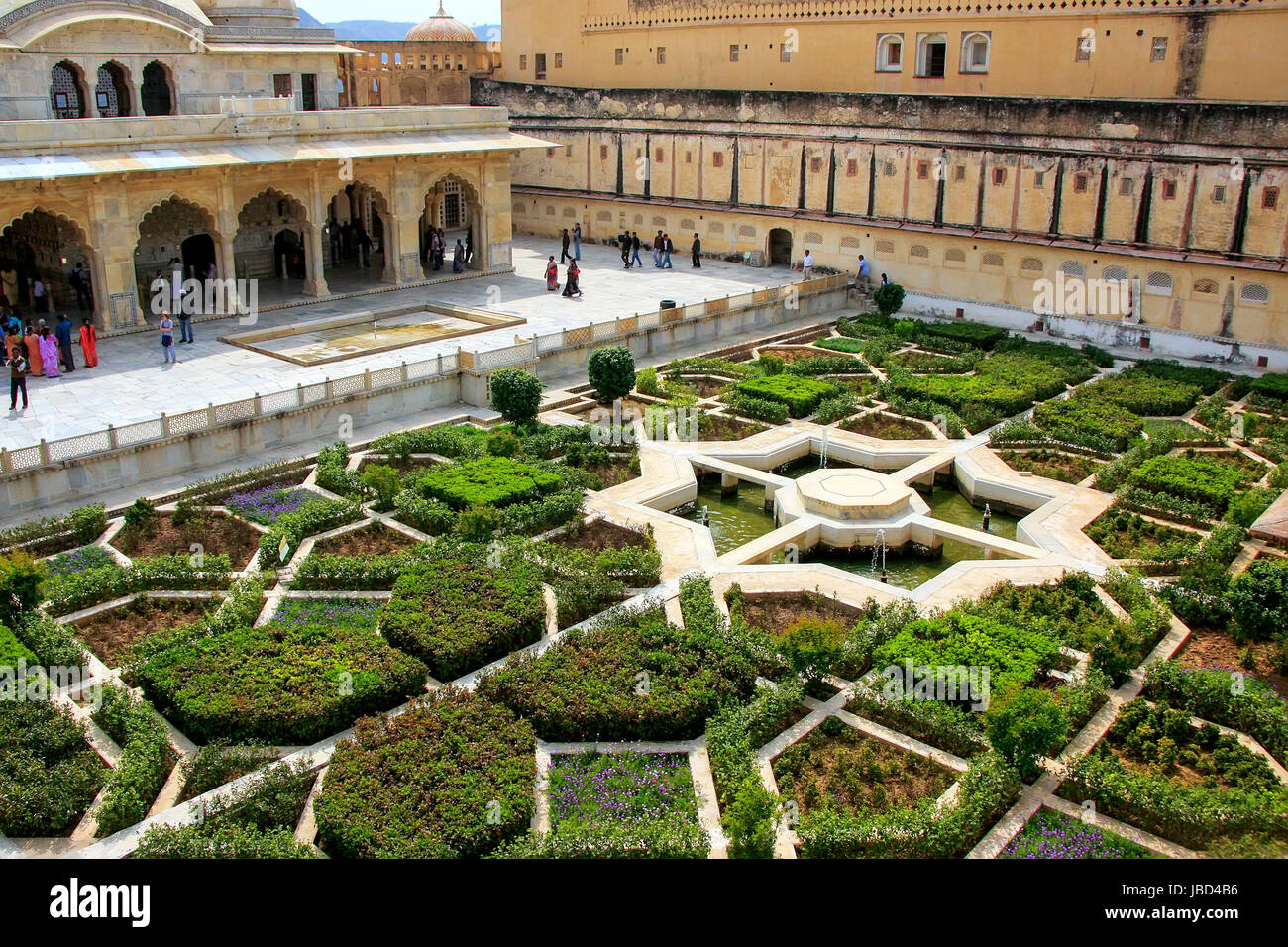 Giardino Charbagh nel terzo cortile del Forte Amber, Rajasthan, India. Forte Amber è la principale attrazione turistica nella zona di Jaipur. Foto Stock