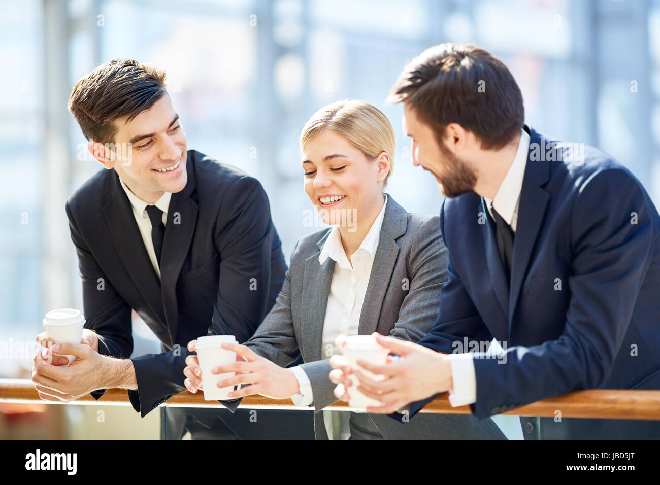 Felici i dipendenti con bevande spesa pausa caffè insieme Foto Stock