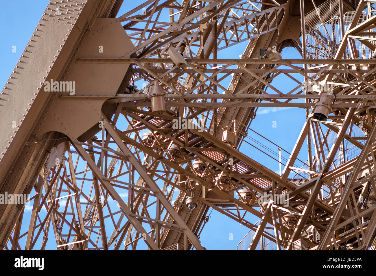 Eiffelturm a Parigi wahrzeichen vor blauem himmel im frühling architektur aussicht Foto Stock