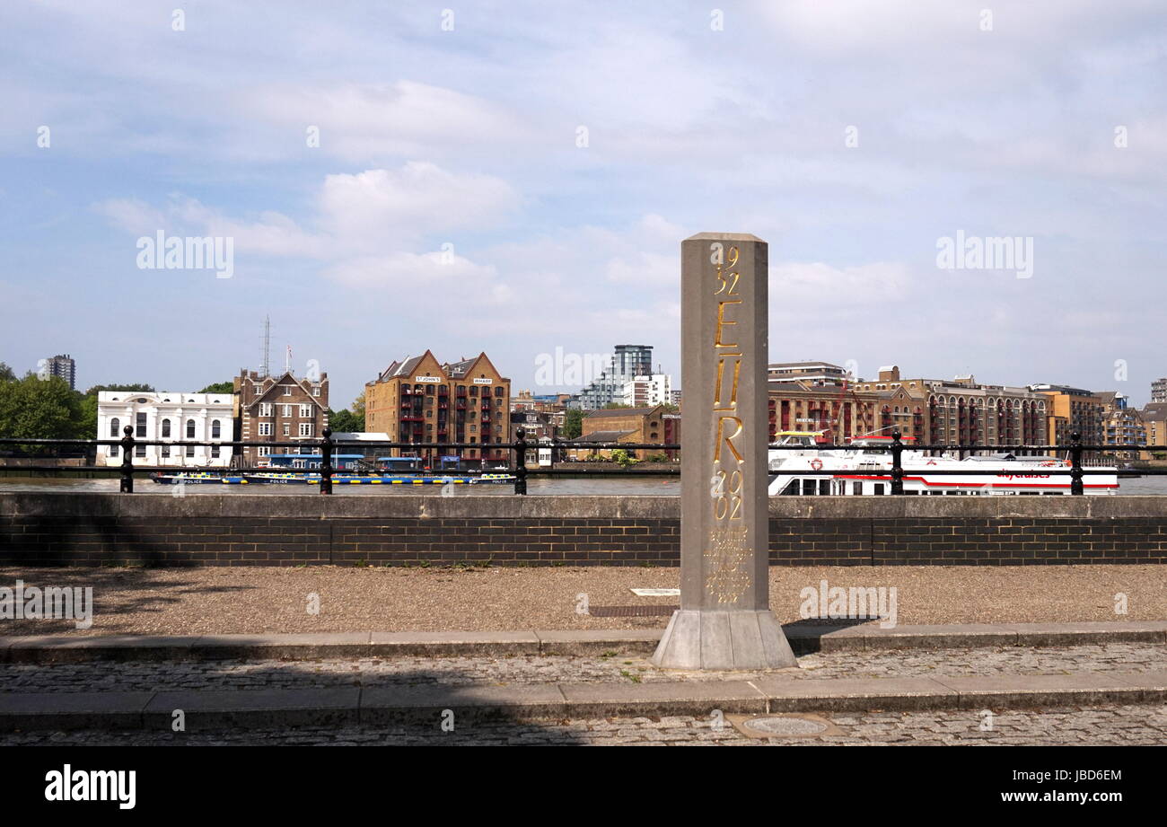 Una colonna di pietra che commemora il Giubileo d oro della Regina Elisabetta II di Inghilterra su Thames Path, Londra, Inghilterra. Foto Stock