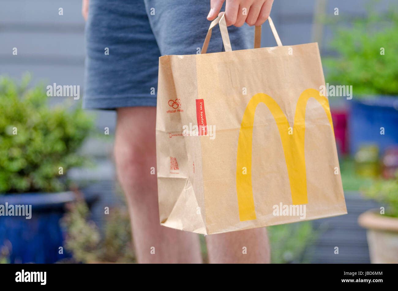 Close up di un McDonald's prendete Via cibo carta marrone borsa, McDonald's è un ristorante fast food chain fondata nel 1940. Foto Stock