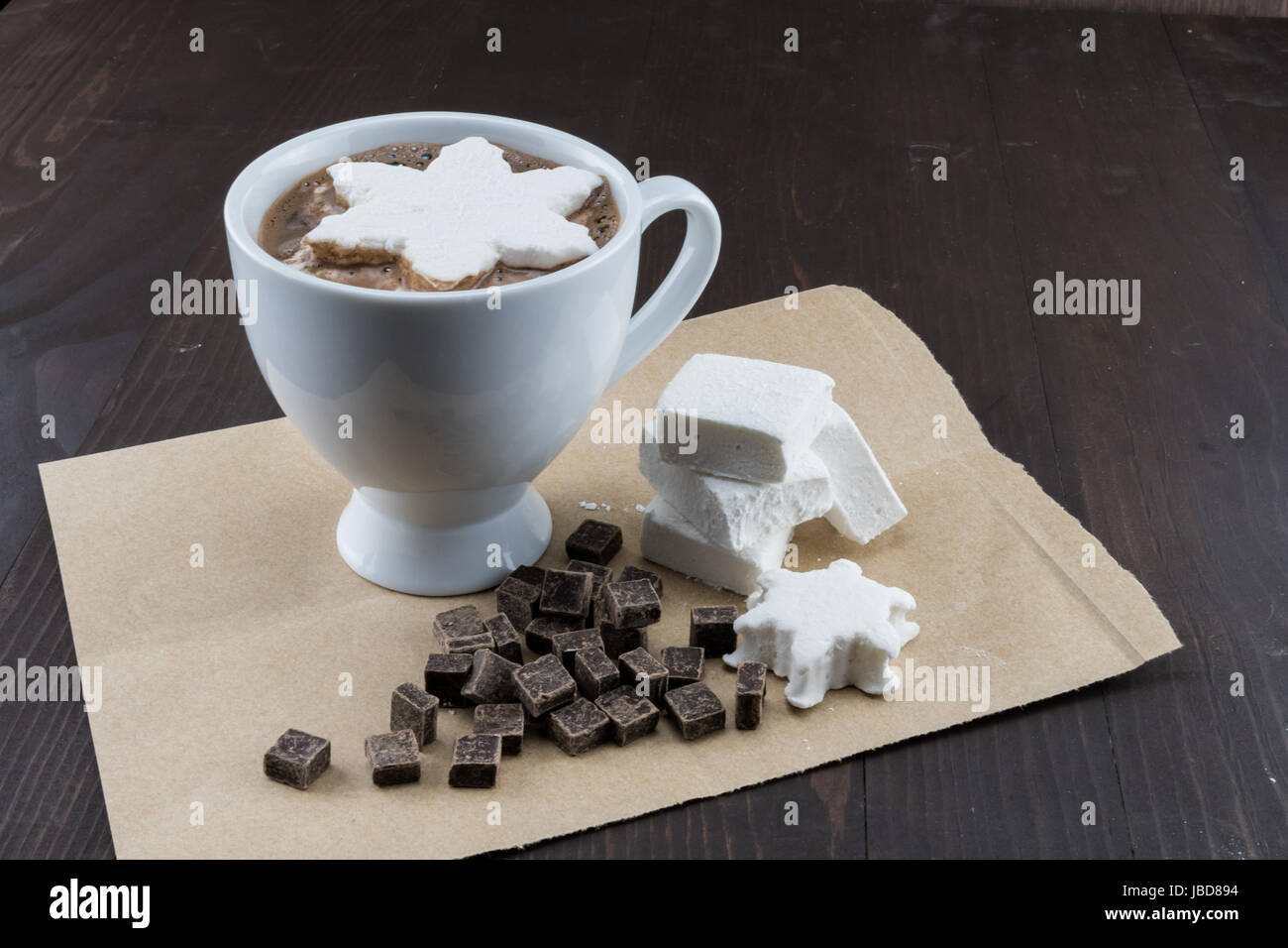 Tazza di cioccolata calda con fatti in casa Marshmallows e scaglie di cioccolato su carta marrone Foto Stock