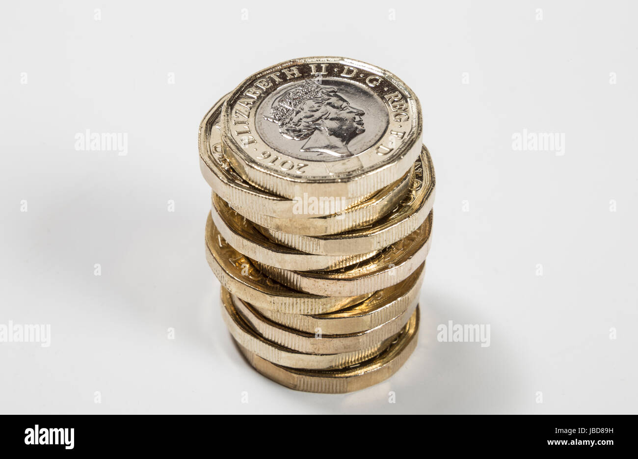 Nuovo REGNO UNITO British Pound monete in una pila verticale Foto Stock