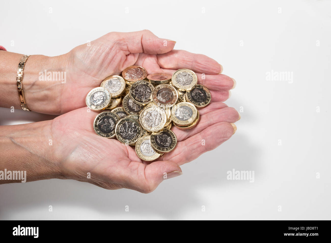 Nuovo REGNO UNITO British Pound monete in un signore le mani Foto Stock