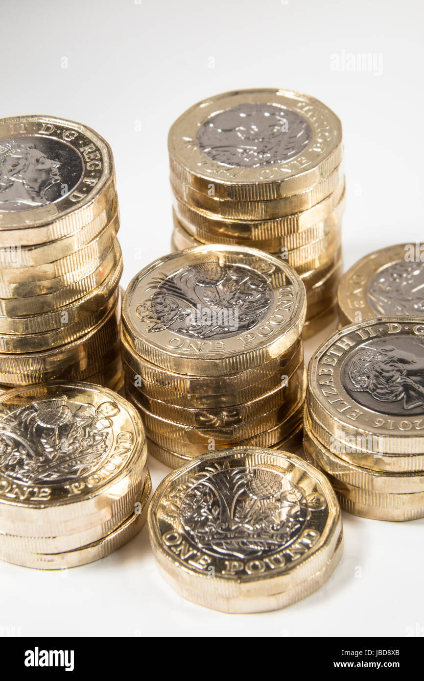 Nuovo REGNO UNITO British Pound monete in pile verticali Foto Stock