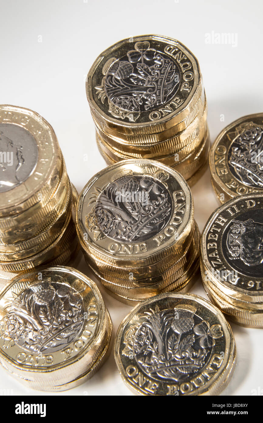 Nuovo REGNO UNITO British Pound monete in pile verticali Foto Stock