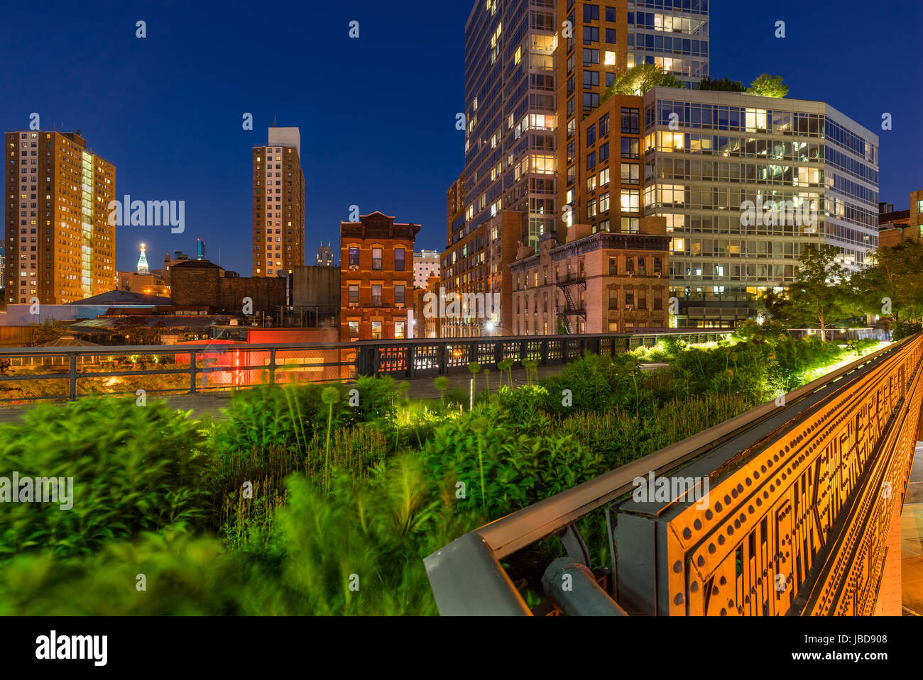 La linea alta su una serata estiva nel cuore di Chelsea (qui all'intersezione di 10th Avenue e la 17th Street). Manhattan, New York City Foto Stock